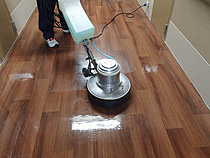 フローリングの床材を傷めない洗剤を用い、洗浄します。